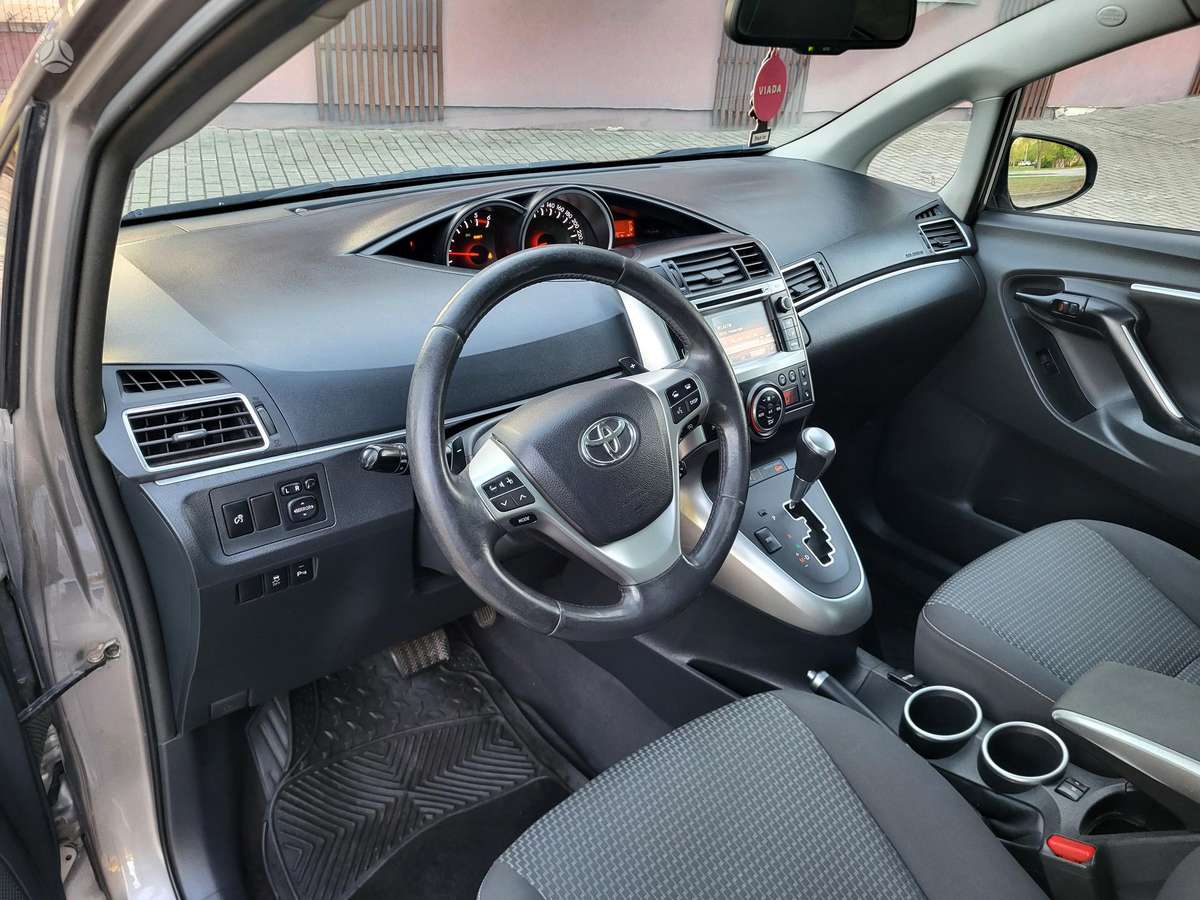 Toyota Verso, 2.2 l., Хэтчбек