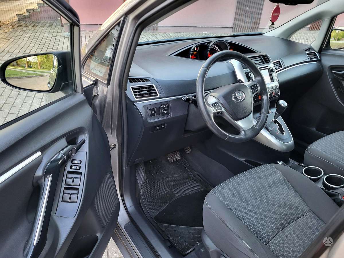 Toyota Verso, 2.2 l., Хэтчбек