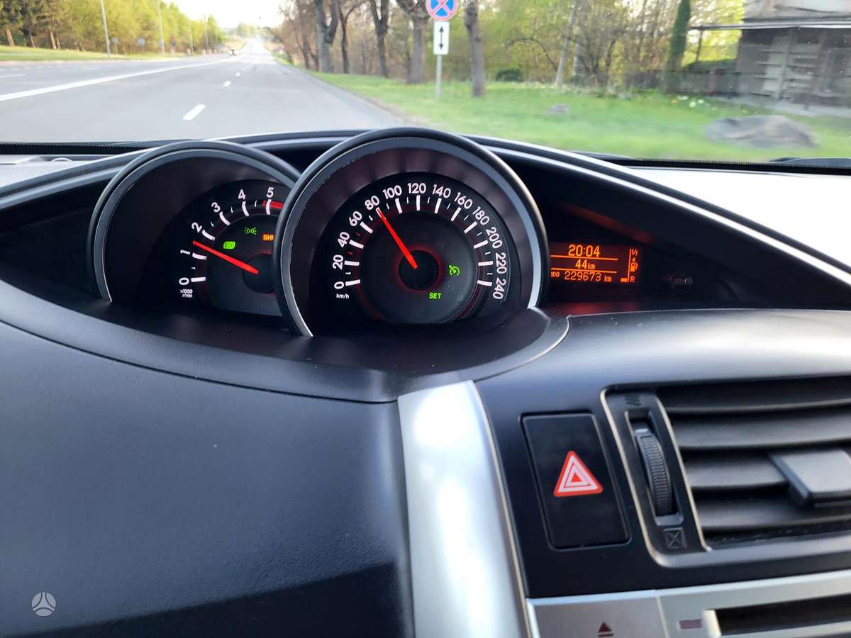 Toyota Verso, 2.2 l., Хэтчбек