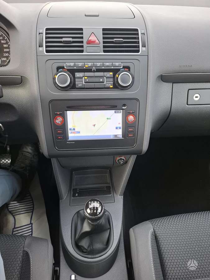 Volkswagen Touran - 12