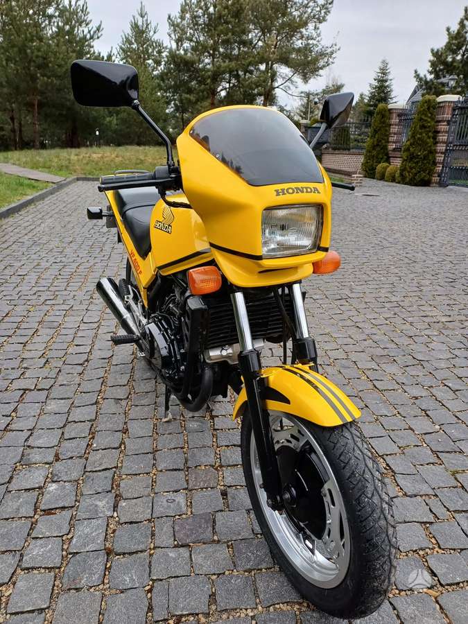 Honda VF 400cc, street / classic