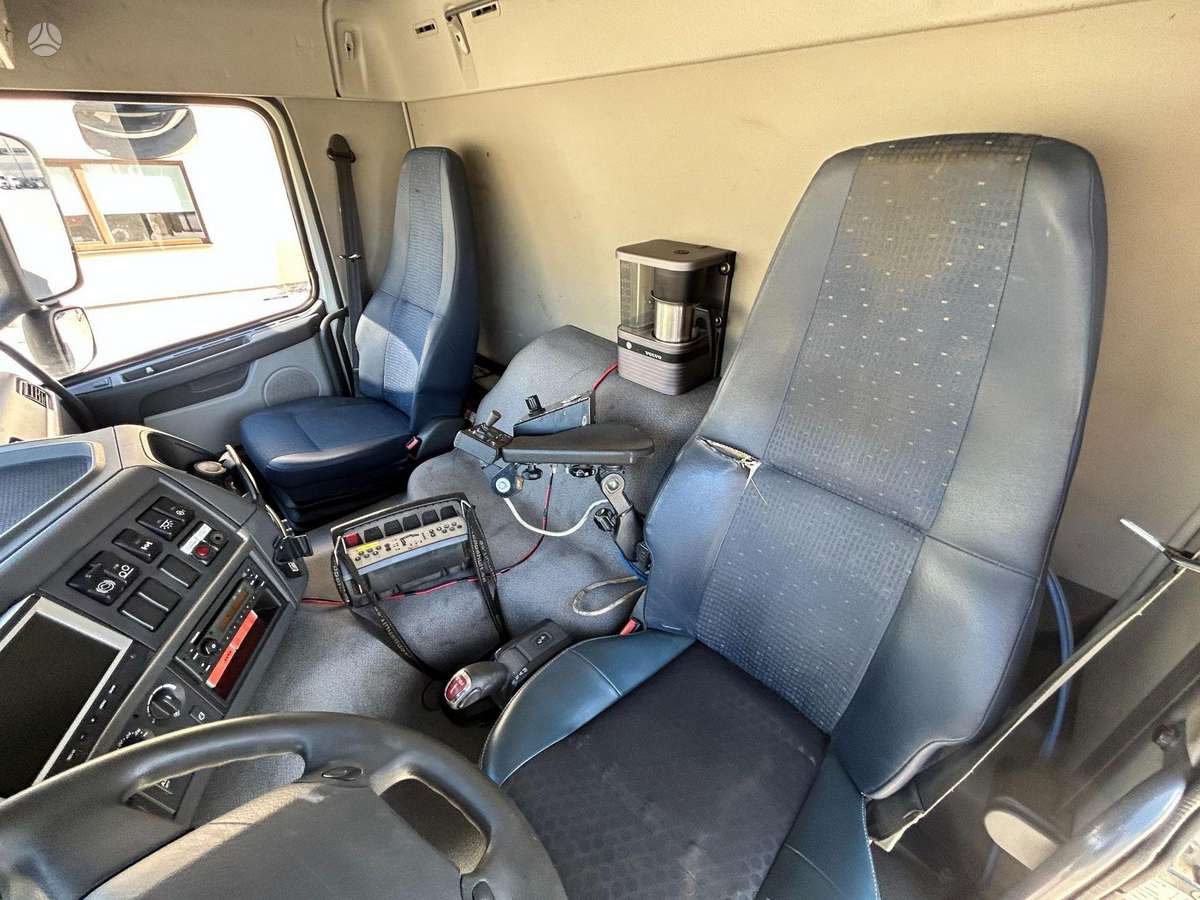 Volvo FM300, самосвалы с краном
