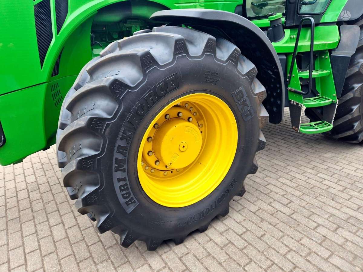 John Deere 8260R, traktori