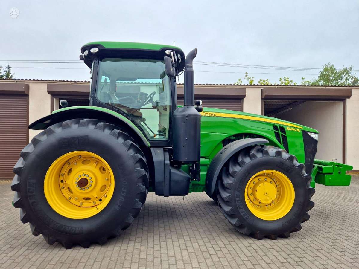 John Deere 8260R, traktori