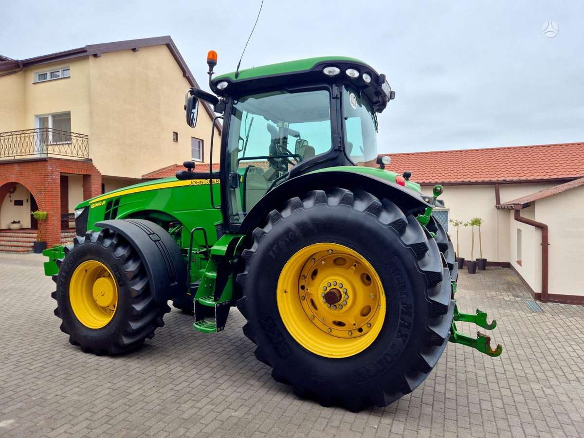 John Deere 8260R, traktori