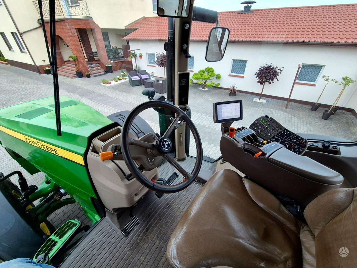 John Deere 8260R, traktoriai