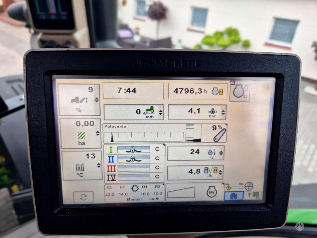 John Deere 8260R, tractors