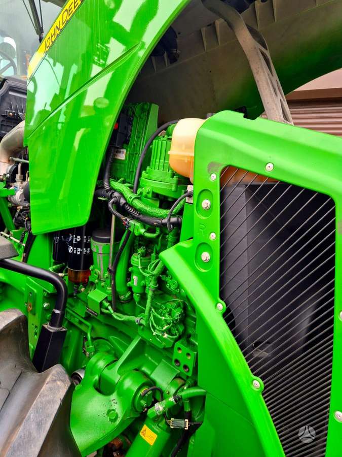 John Deere 8260R, tractors