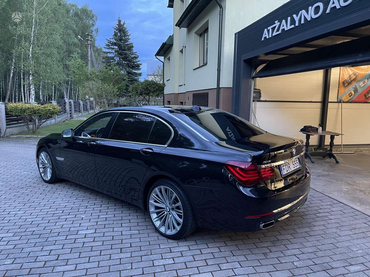 BMW 750, Седан
