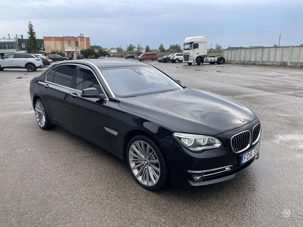 BMW 750, Седан