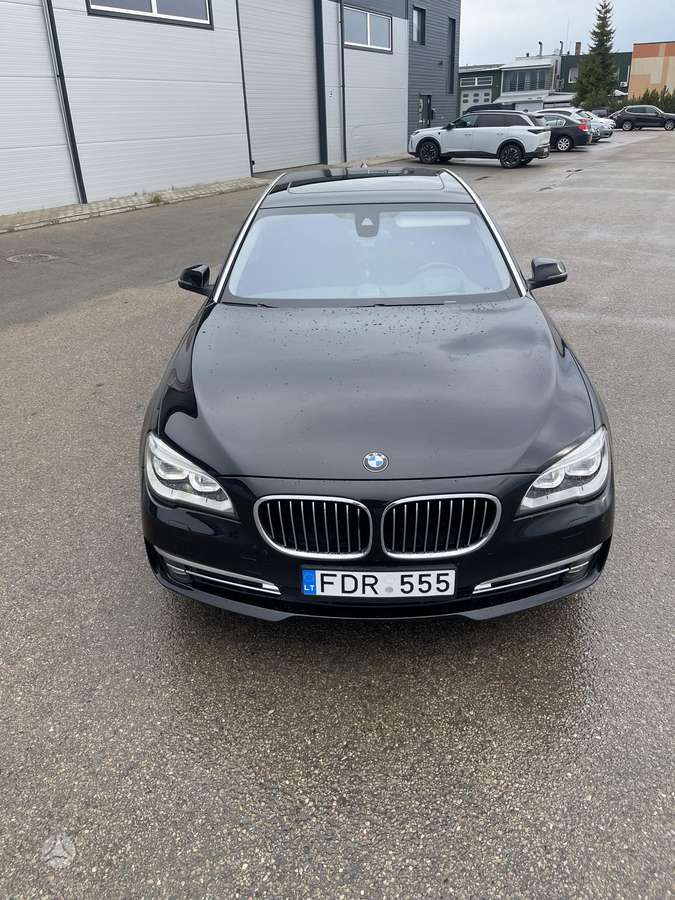 BMW 750, Седан