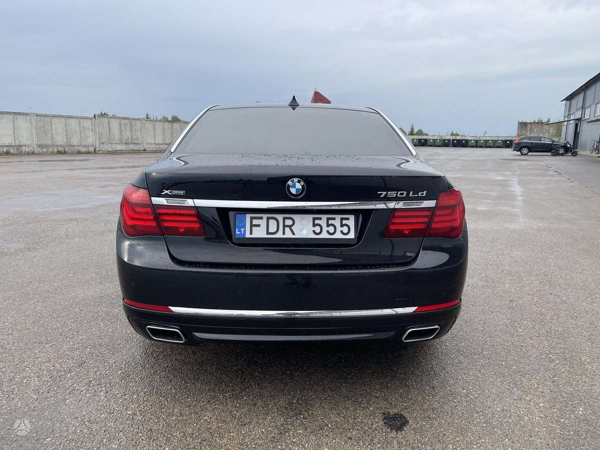 BMW 750, Седан
