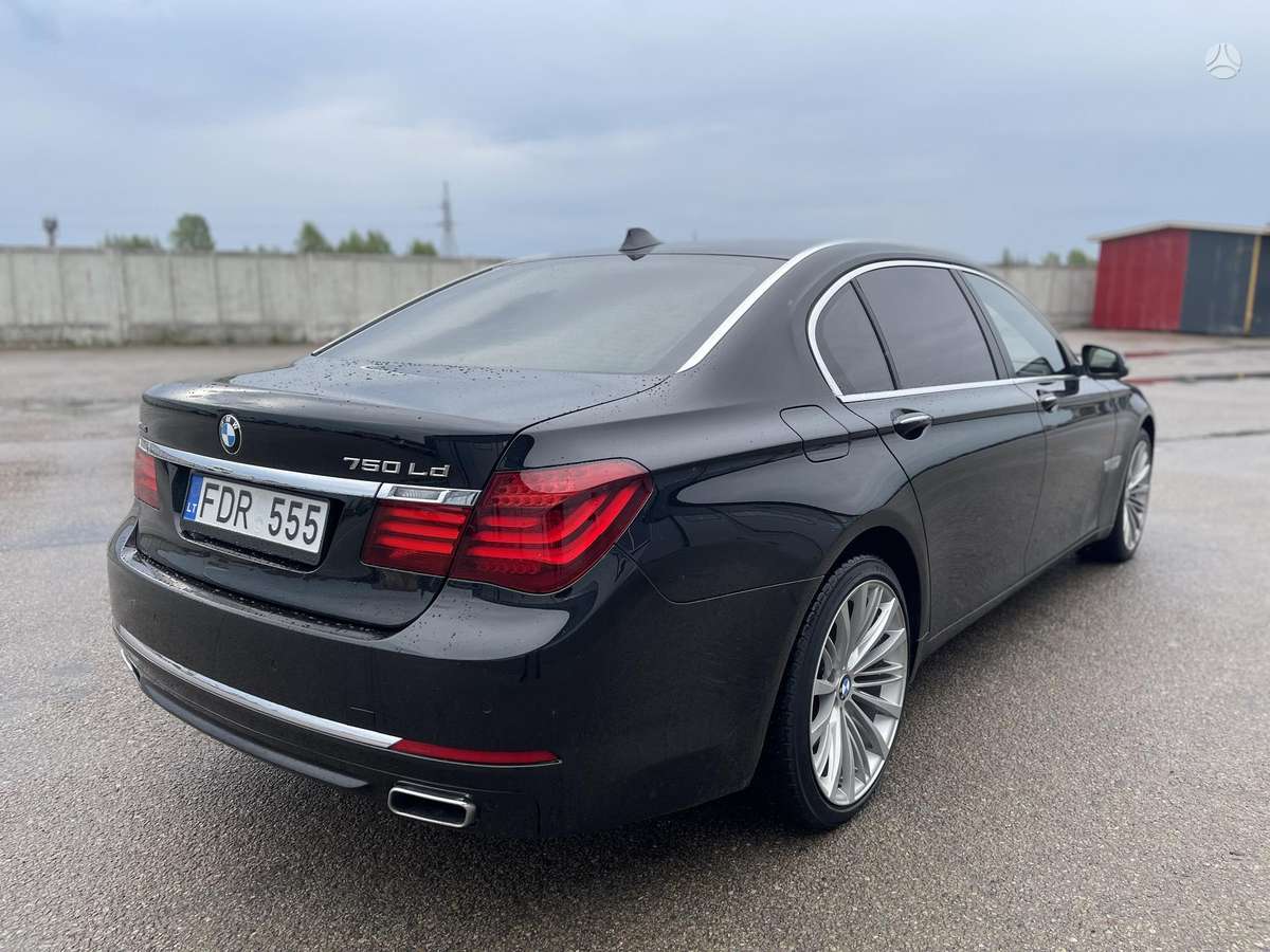 BMW 750, Седан