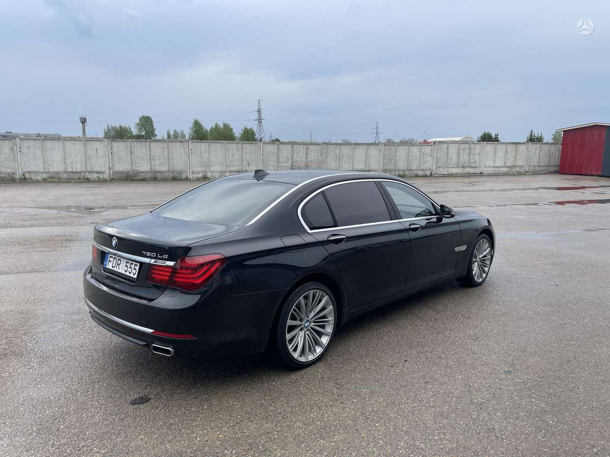 BMW 750, Седан