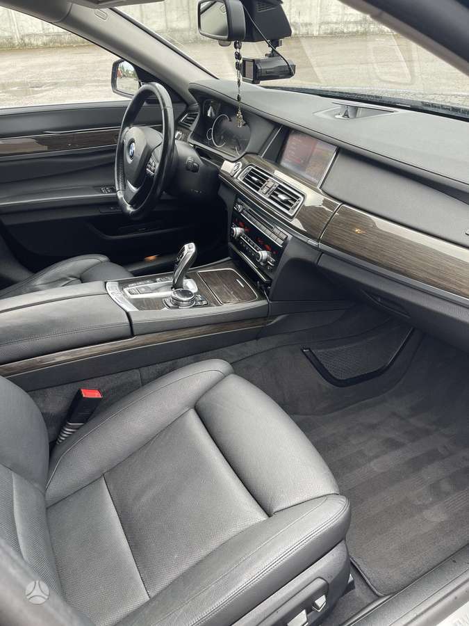 BMW 750, Седан