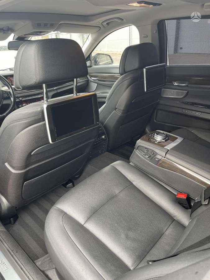 BMW 750, Седан