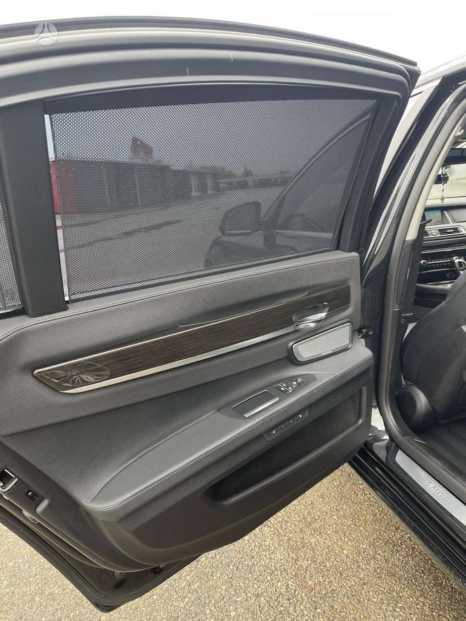 BMW 750, Седан
