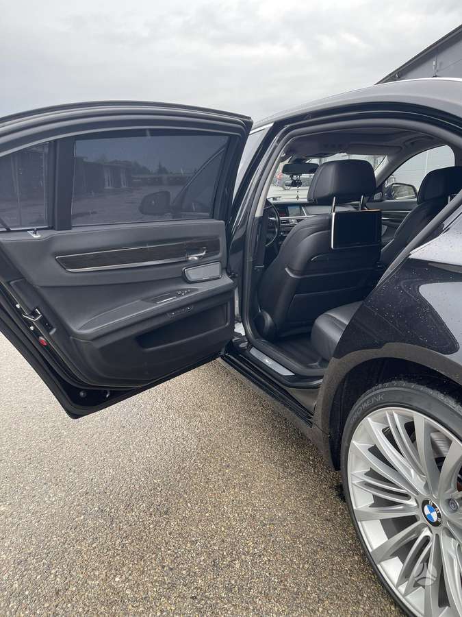 BMW 750, Седан