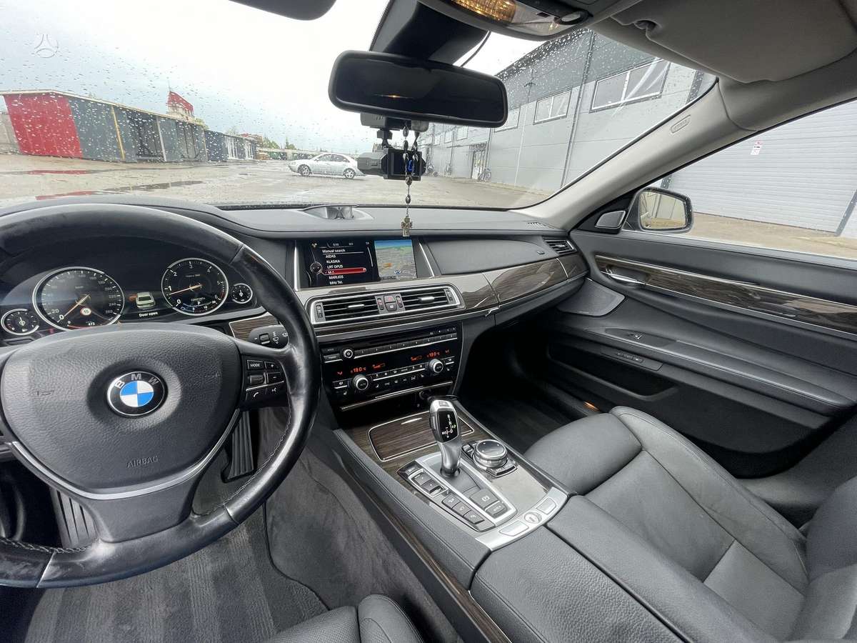 BMW 750, Седан