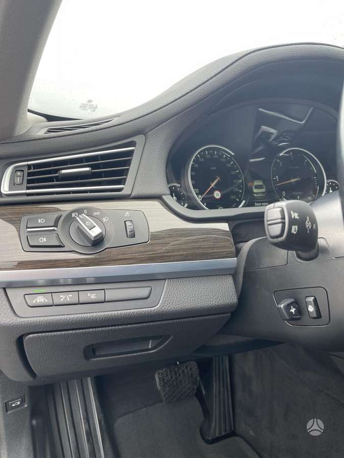 BMW 750, Седан