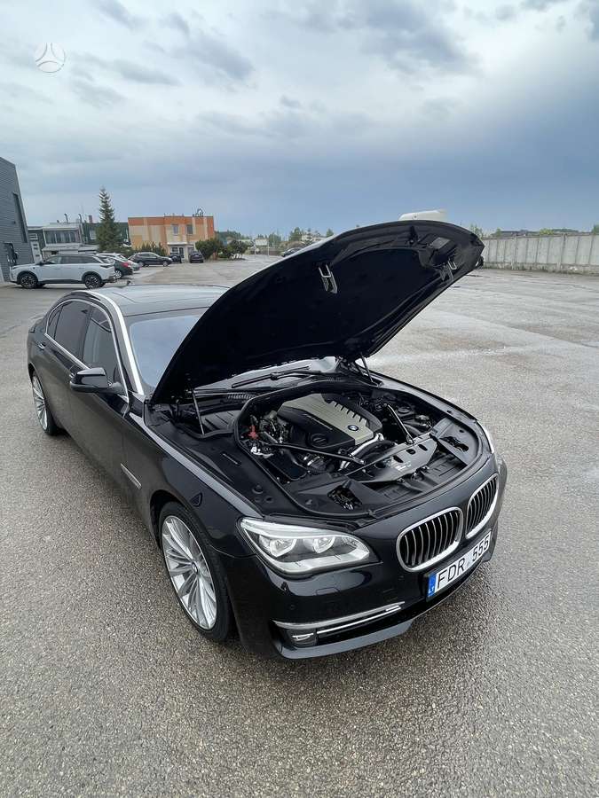 BMW 750, Седан