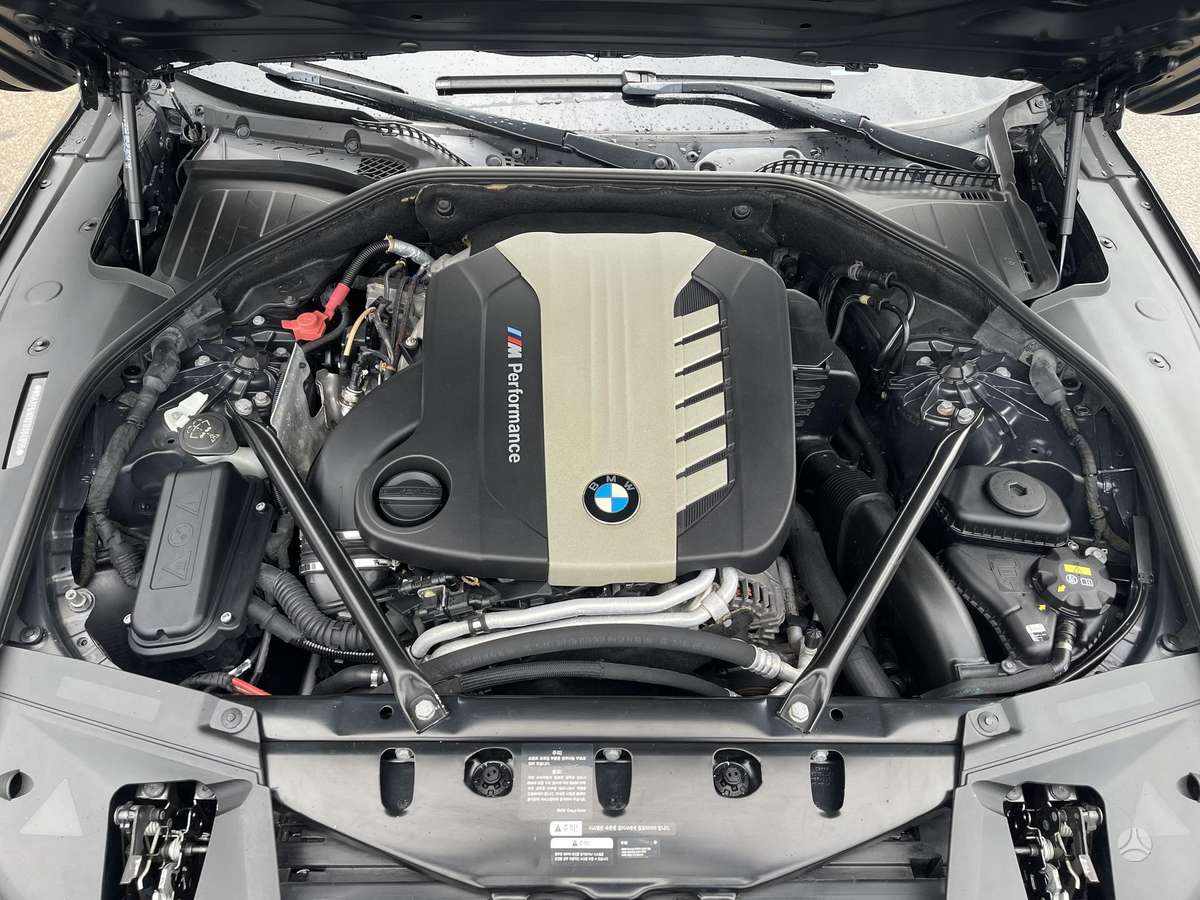 BMW 750, Седан