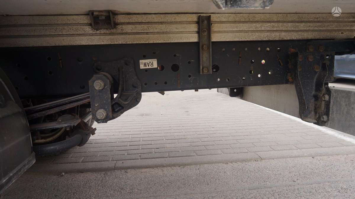 Isuzu NP35, refrižerātori