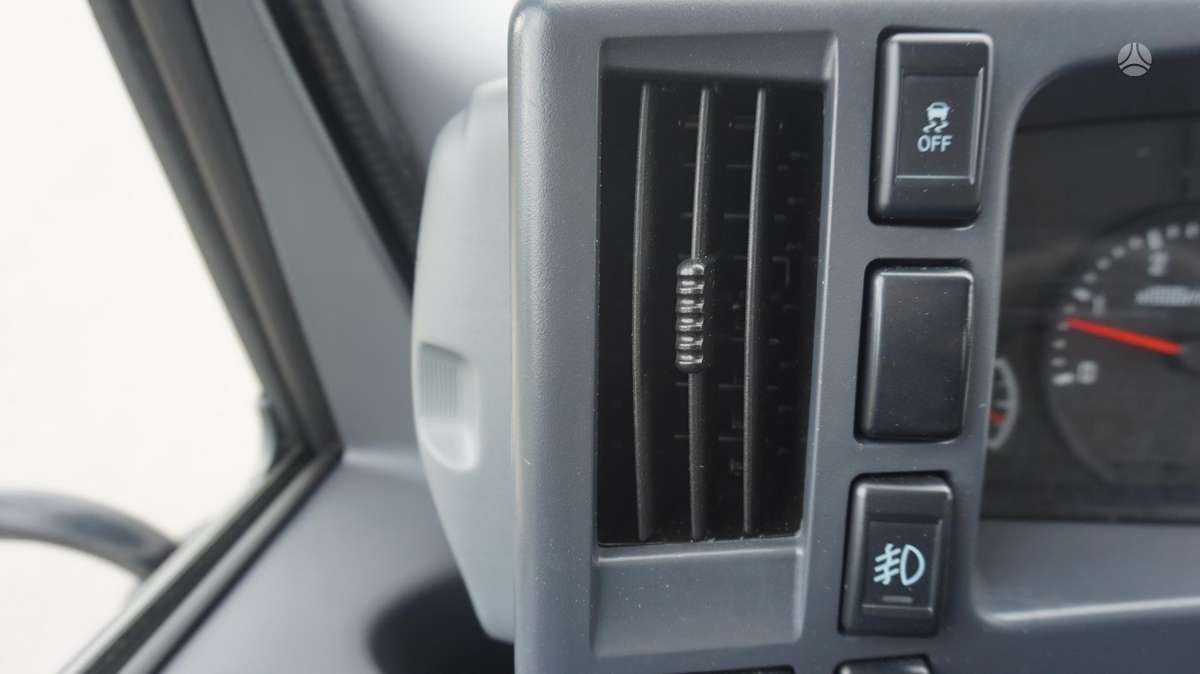 Isuzu NP35, refrižerātori