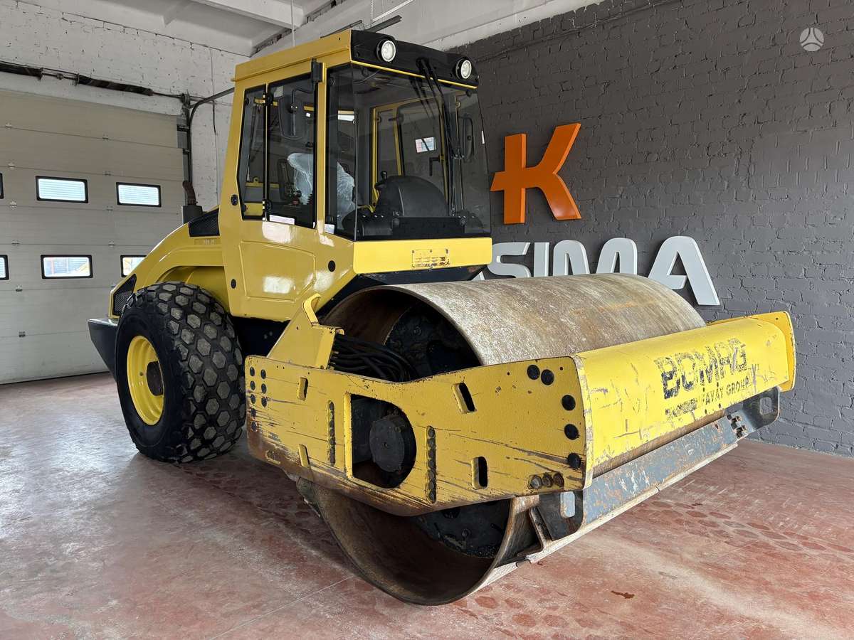 Bomag BW211 D-4, vibrator / compactor