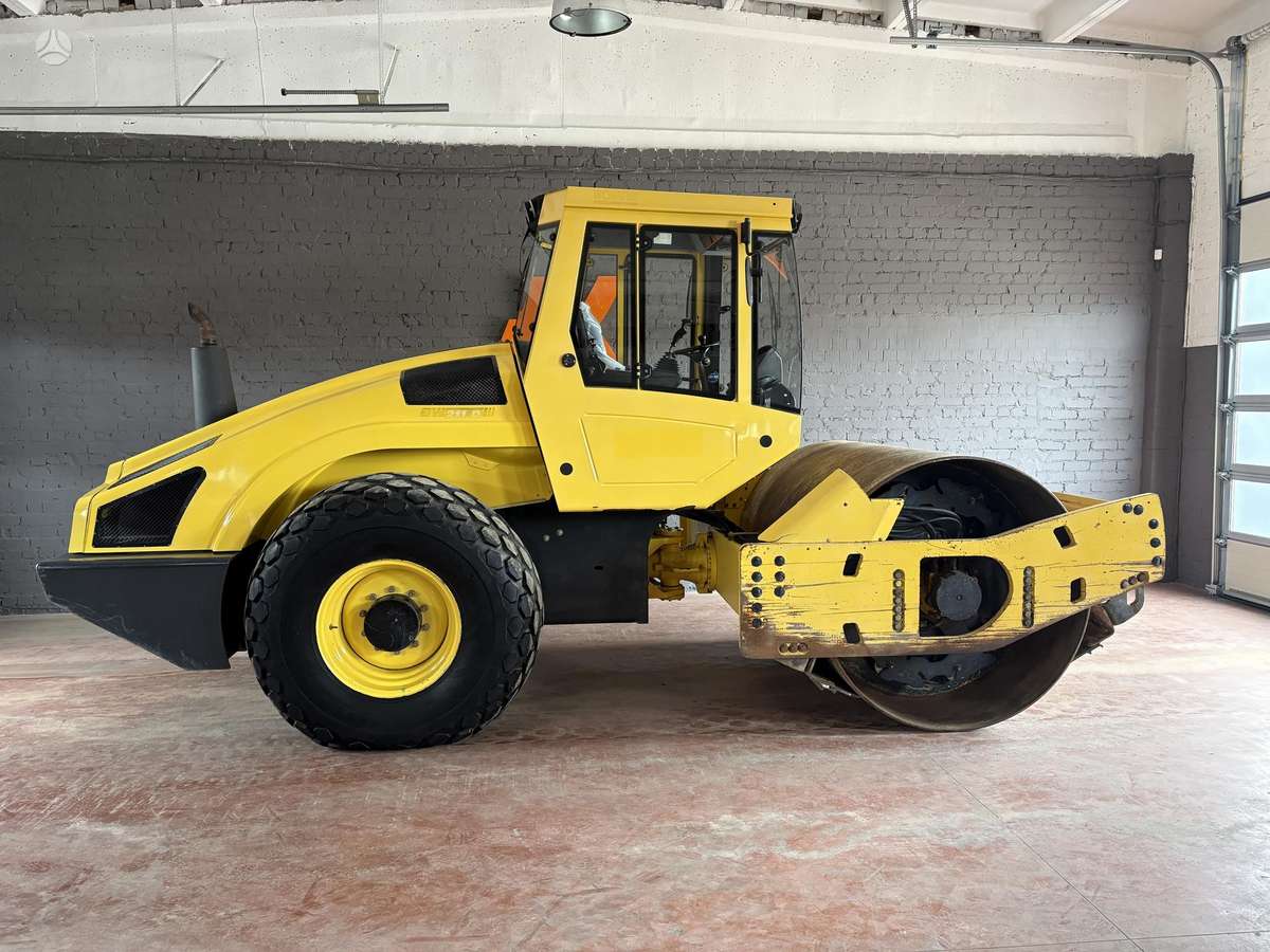 Bomag BW211 D-4, vibrator / compactor