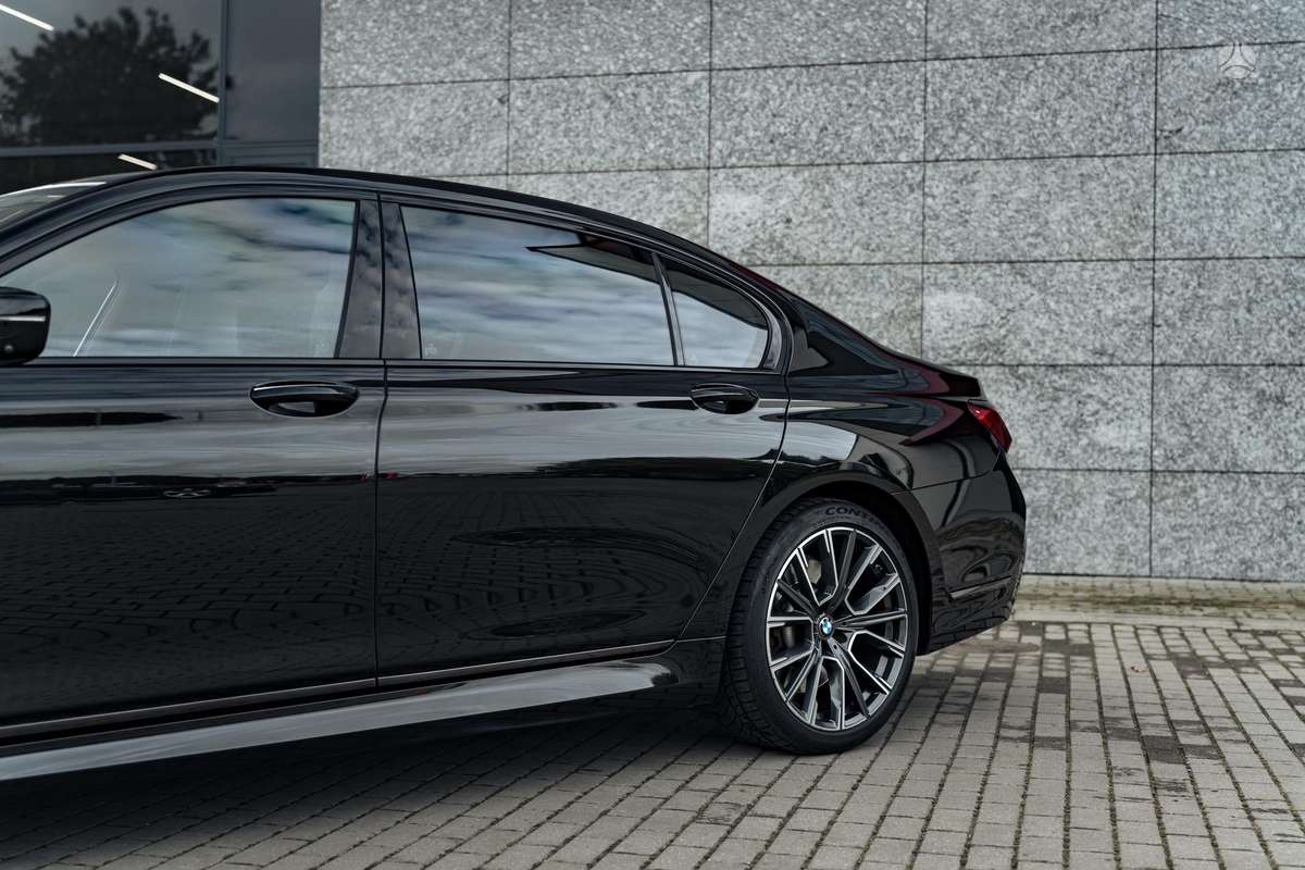 BMW 750, 4.4 l., Седан