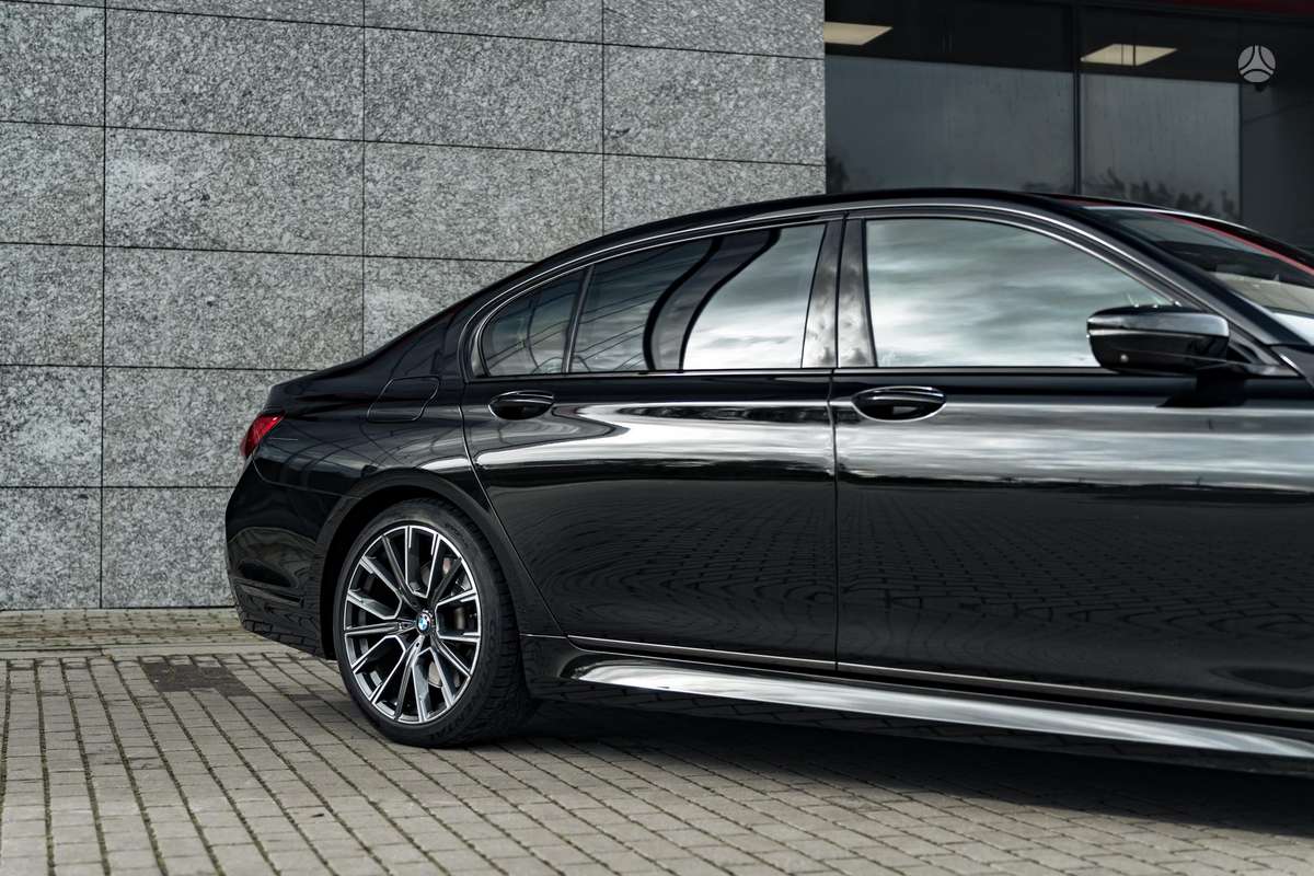 BMW 750, 4.4 l., Седан