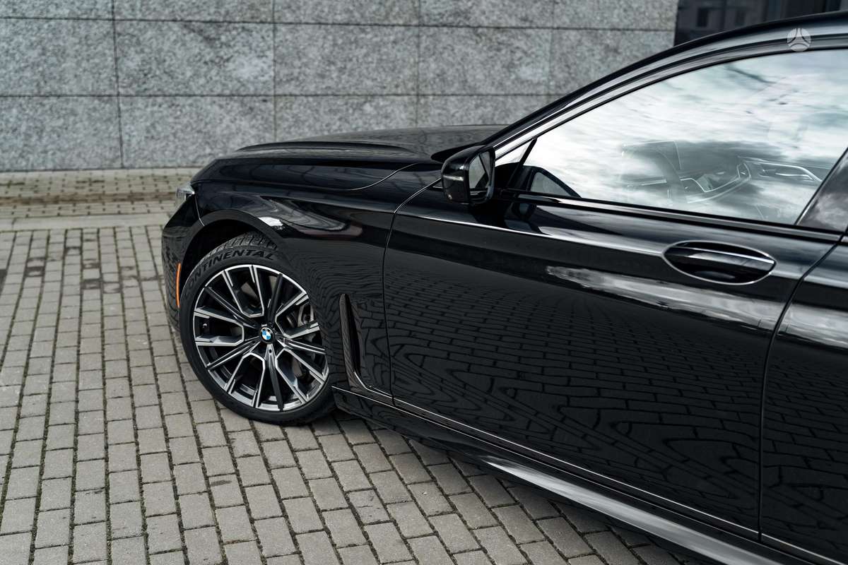 BMW 750, 4.4 l., Седан