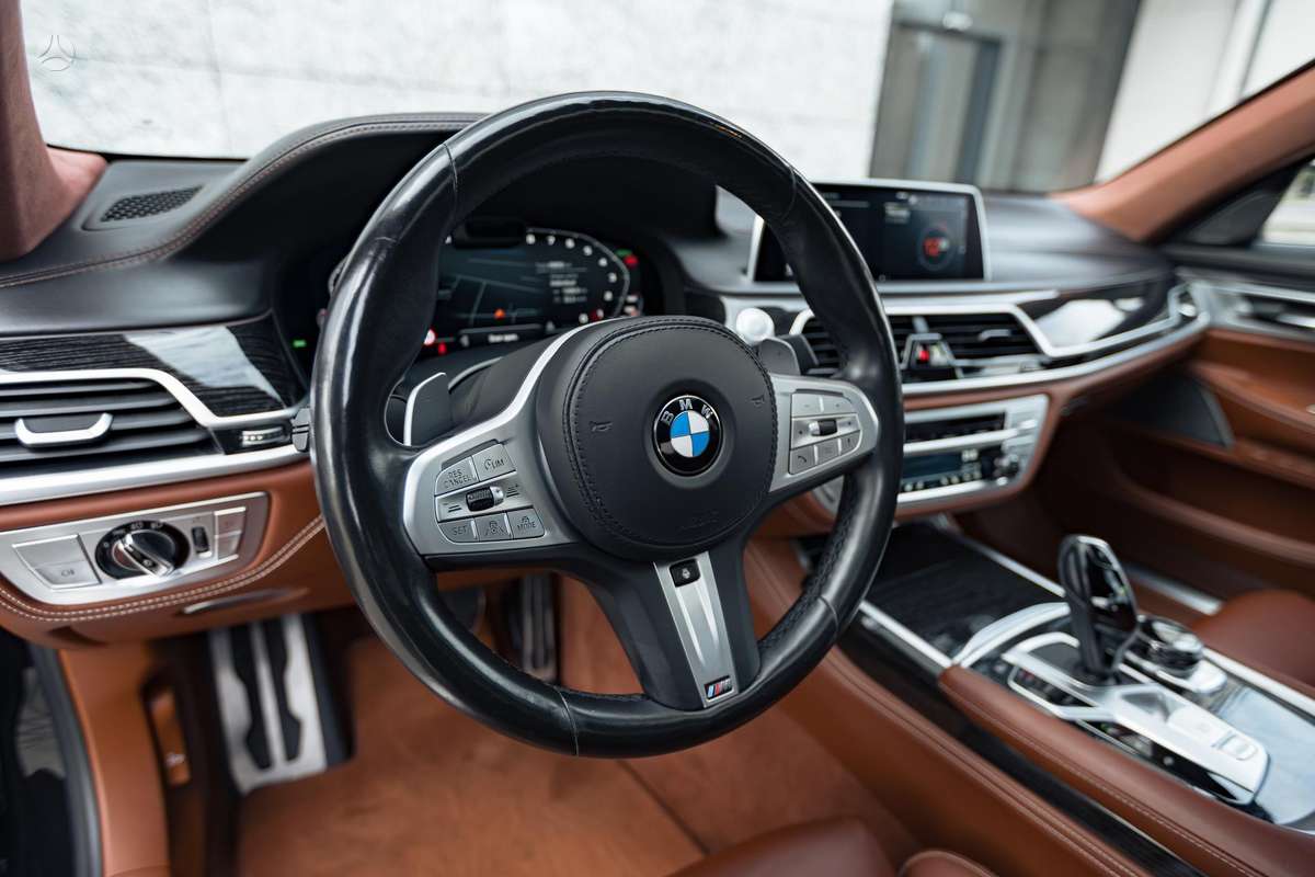 BMW 750, 4.4 l., Седан