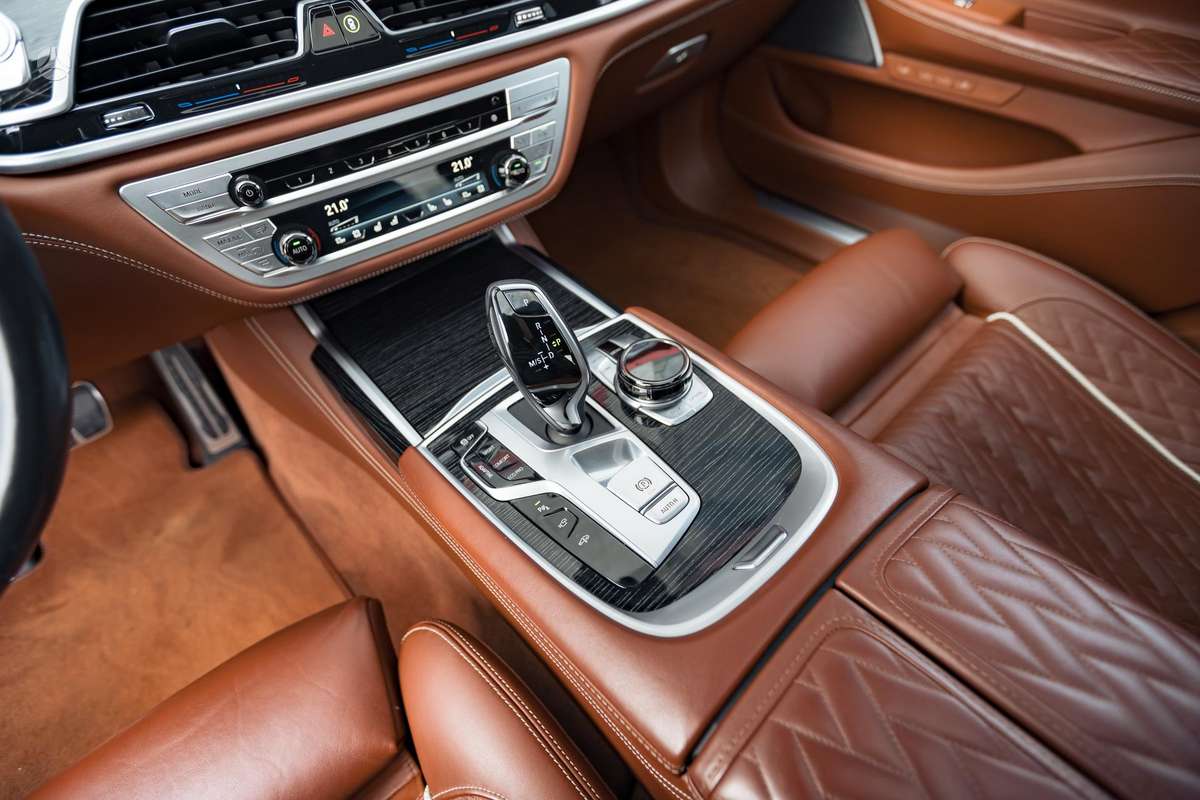 BMW 750, 4.4 l., Седан