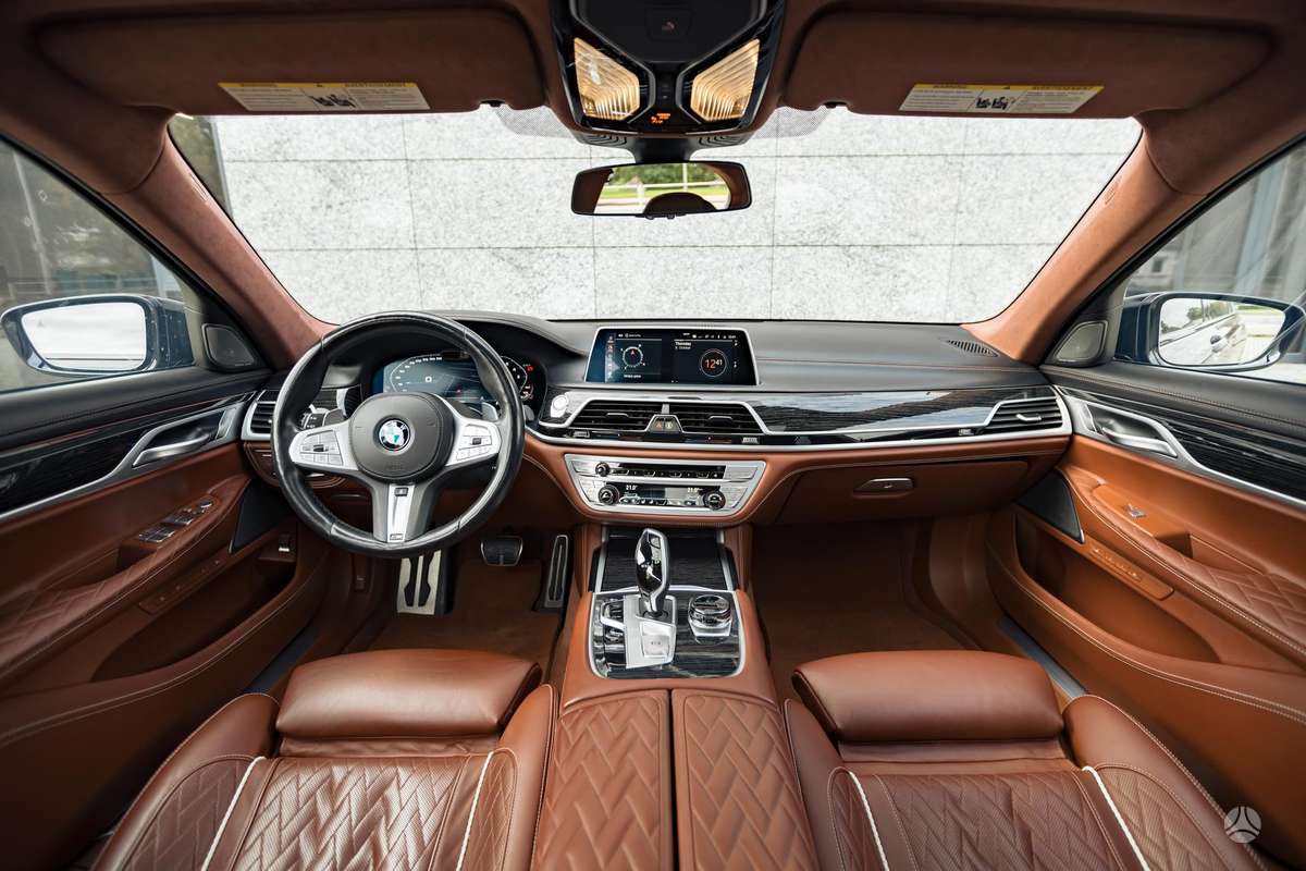 BMW 750, 4.4 l., Седан