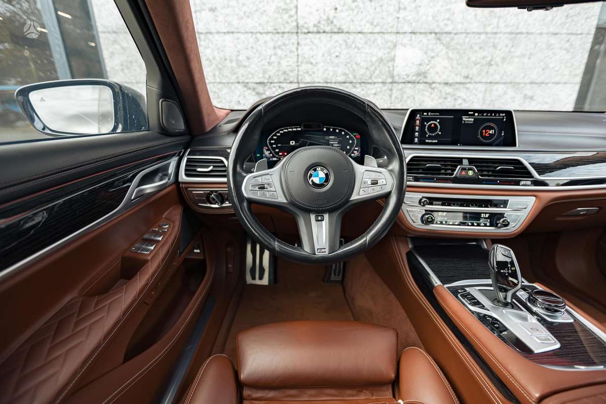 BMW 750, 4.4 l., Седан