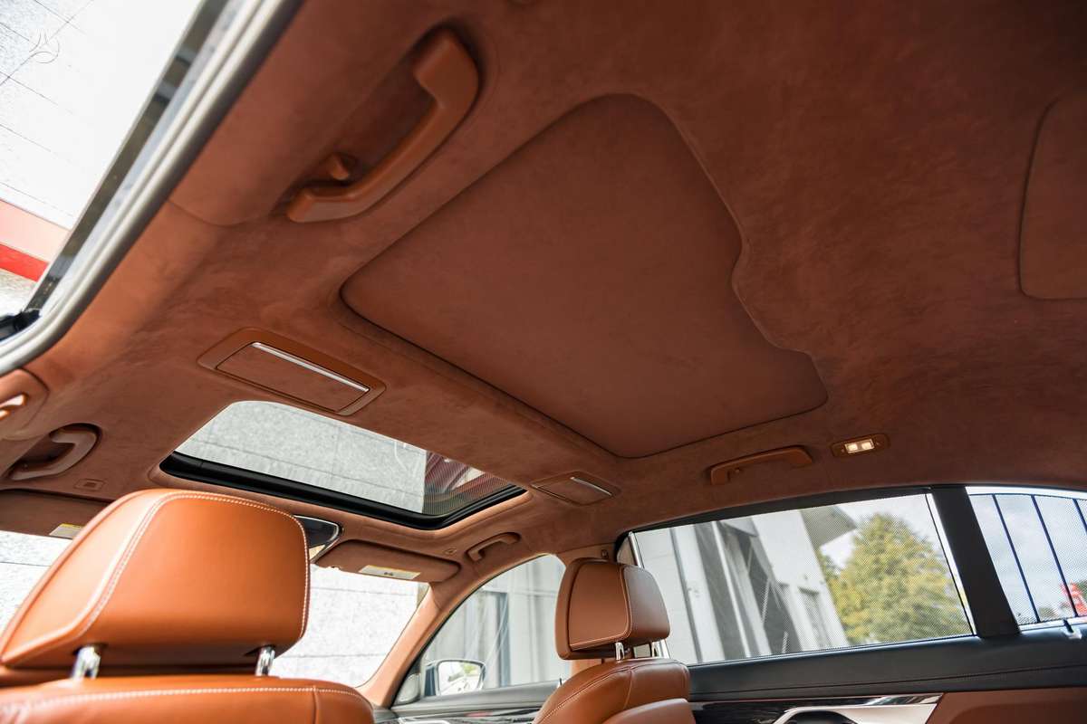 BMW 750, 4.4 l., Седан