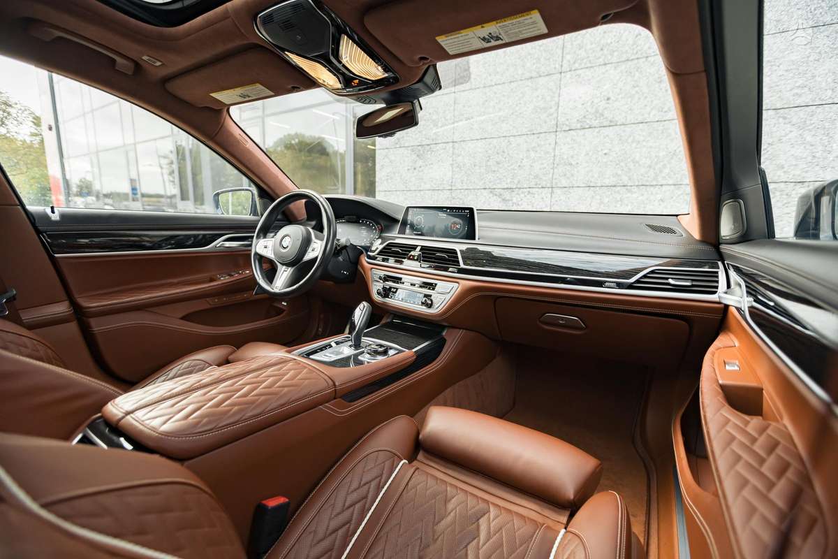 BMW 750, 4.4 l., Седан