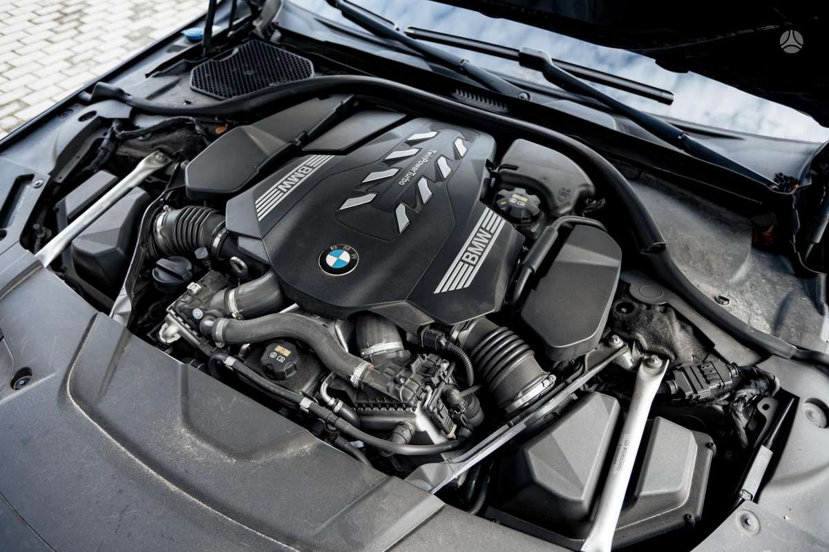 BMW 750, 4.4 l., Седан