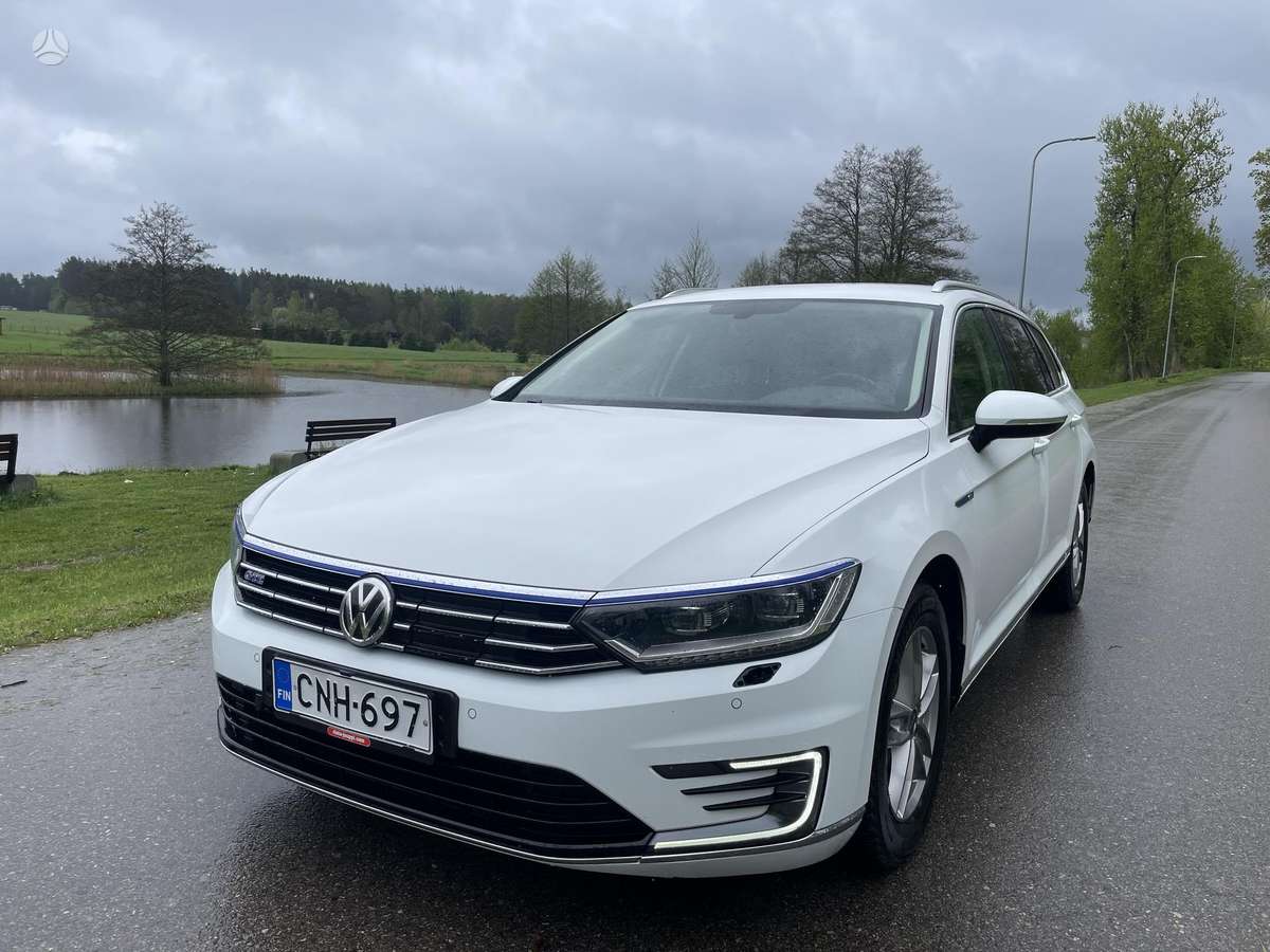 Volkswagen Passat - 1