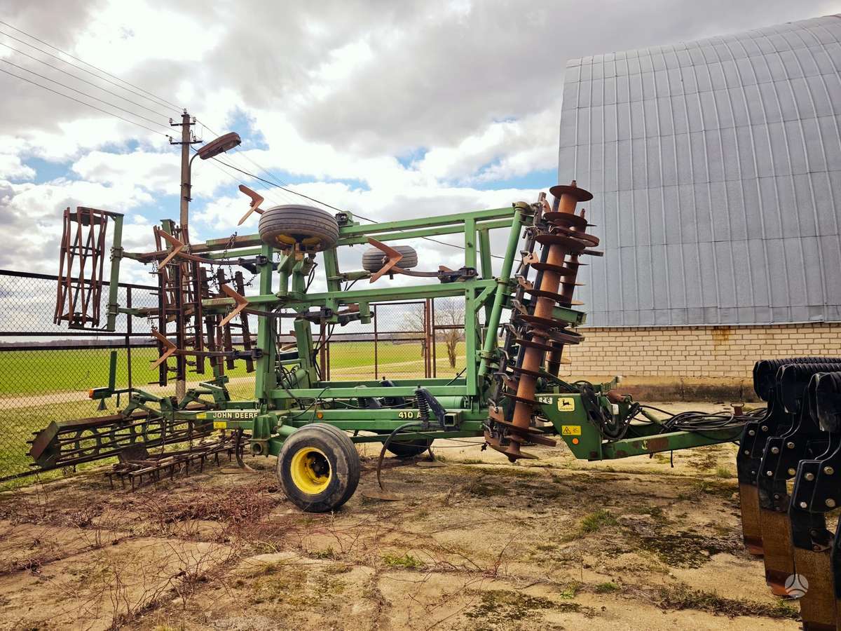 John Deere 410A, scrapers, scrubbers