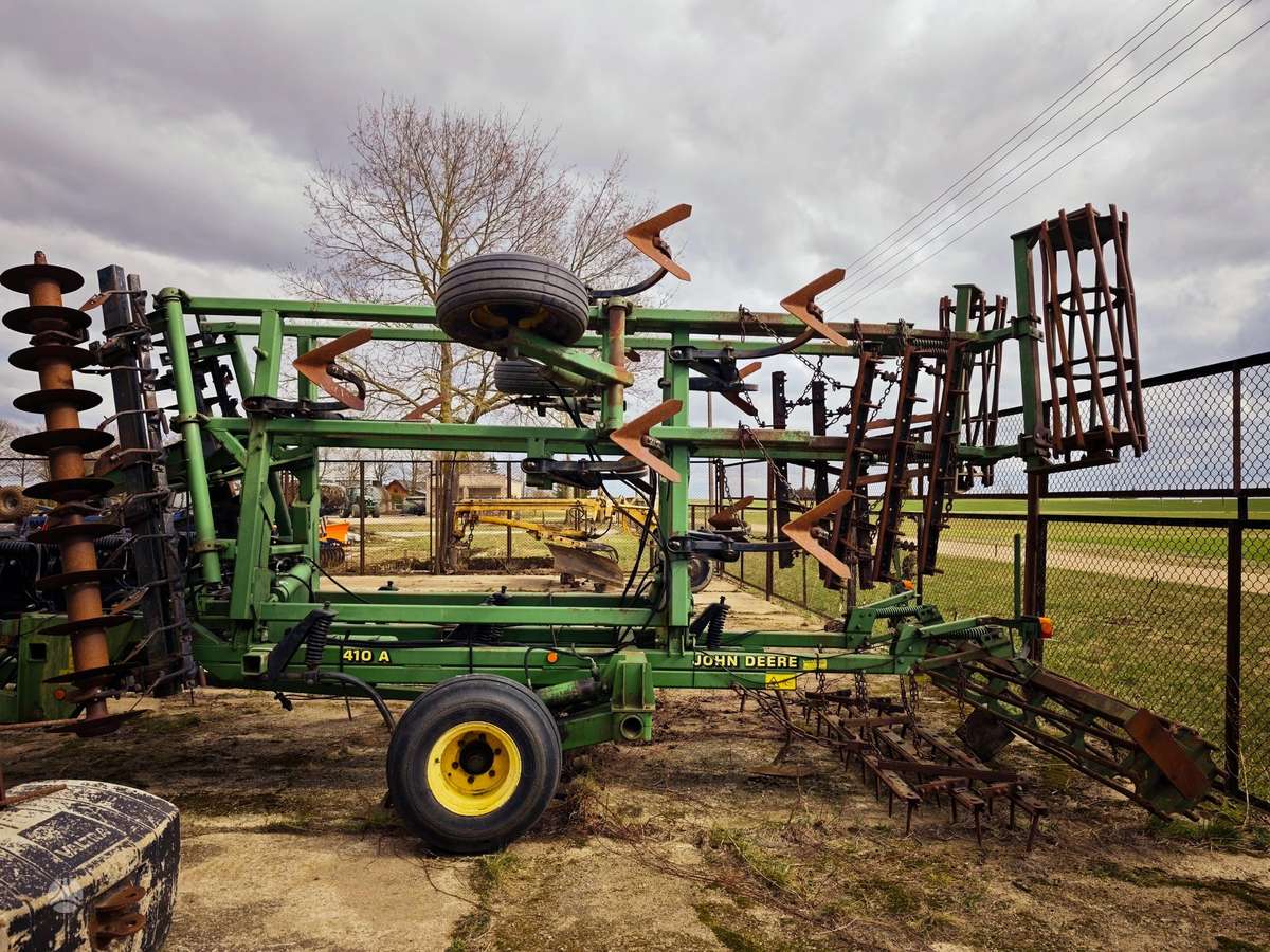 John Deere 410A, scrapers, scrubbers