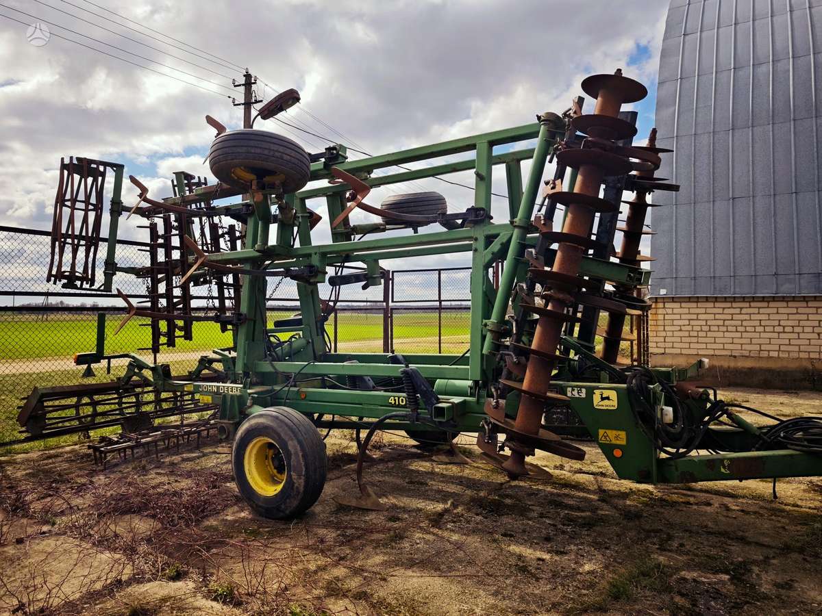 John Deere 410A, скребки, скрубберы