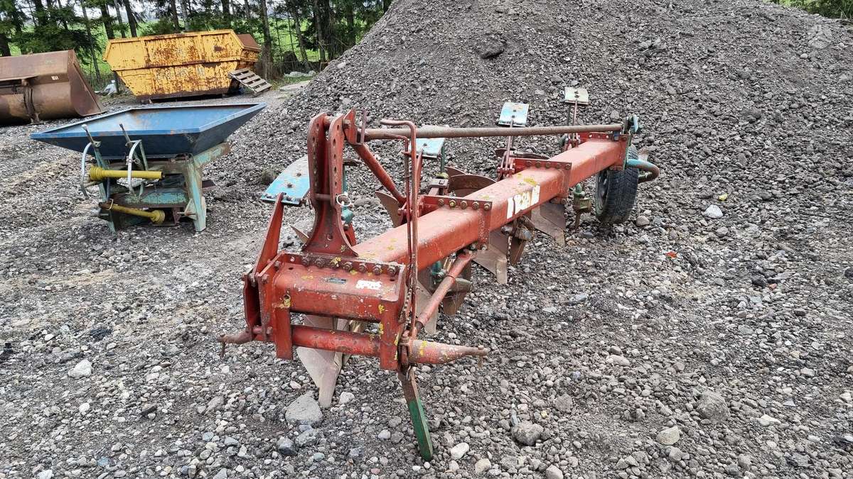 Kverneland 4B, ploughs
