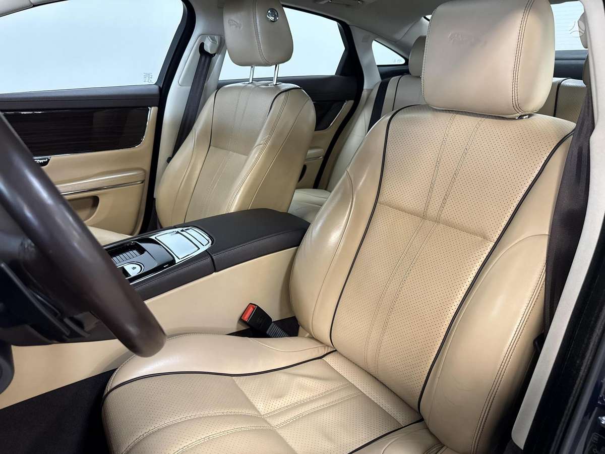 Jaguar XJ, 3.0 l., Седан