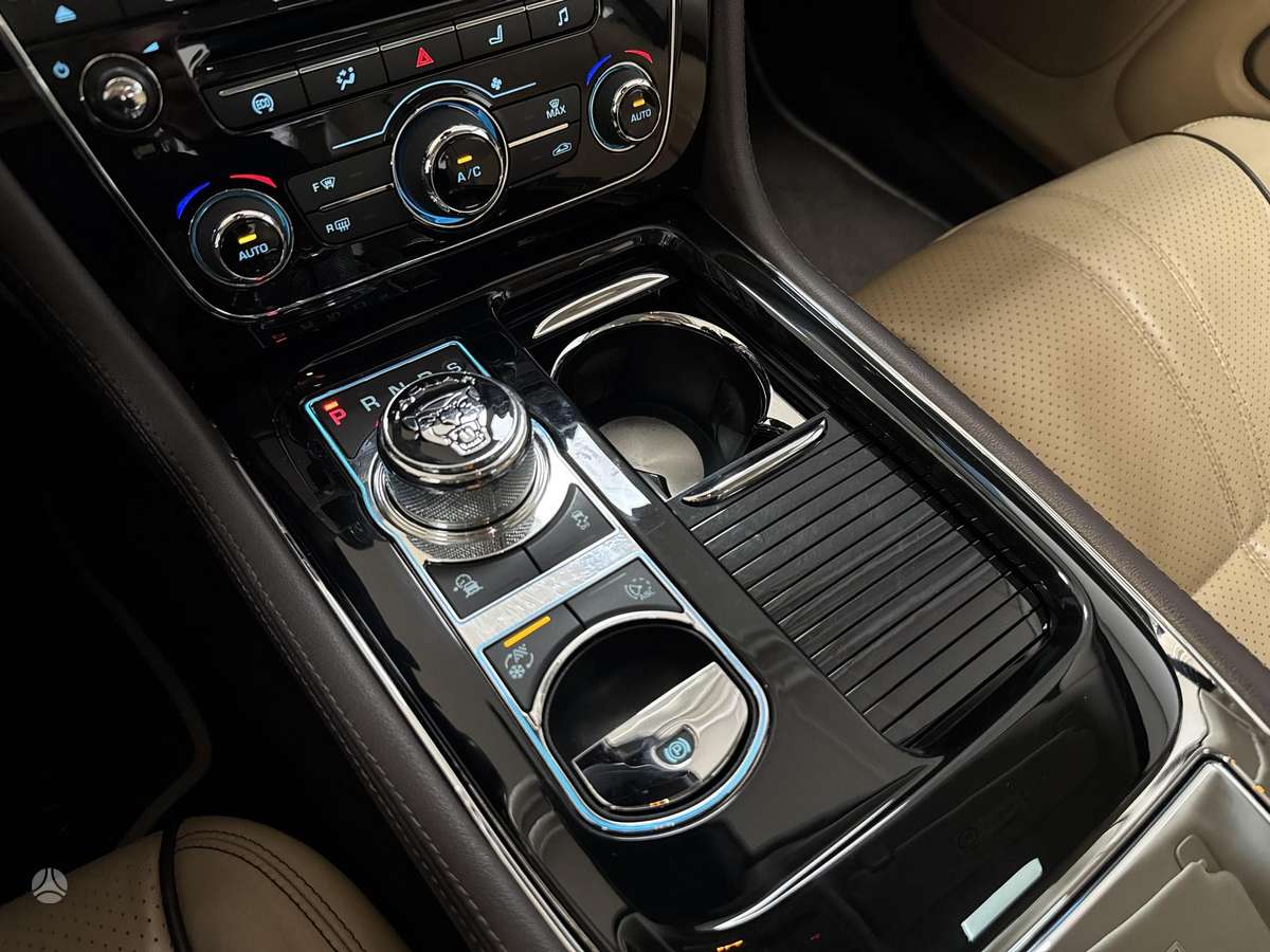Jaguar XJ, 3.0 l., Седан