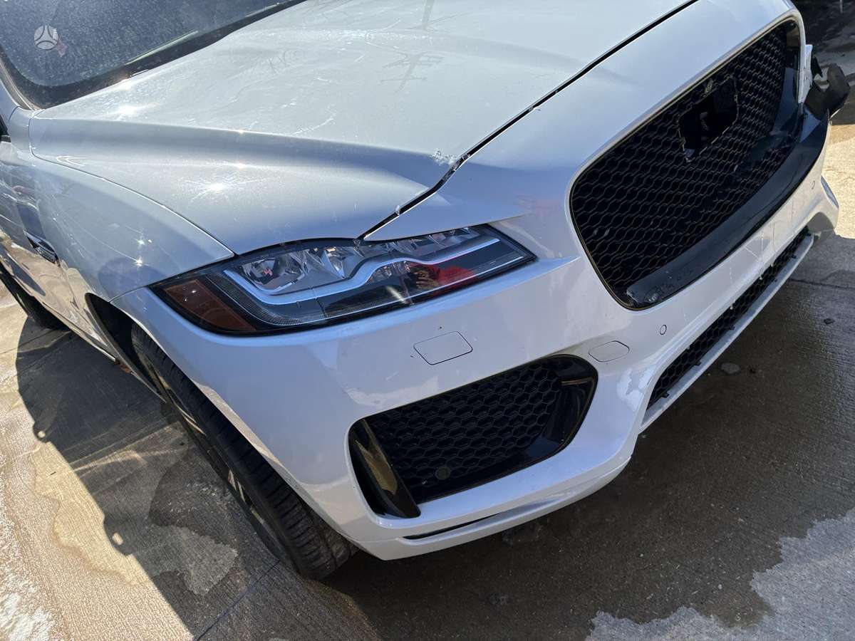 Jaguar E-Pace, 3.0 l., off-road / crossover