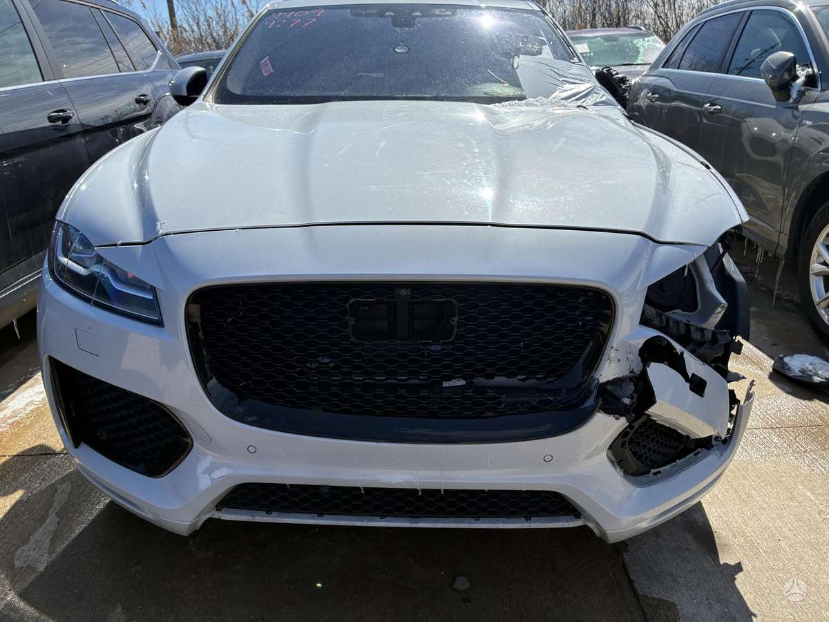 Jaguar E-Pace, 3.0 l., off-road / crossover
