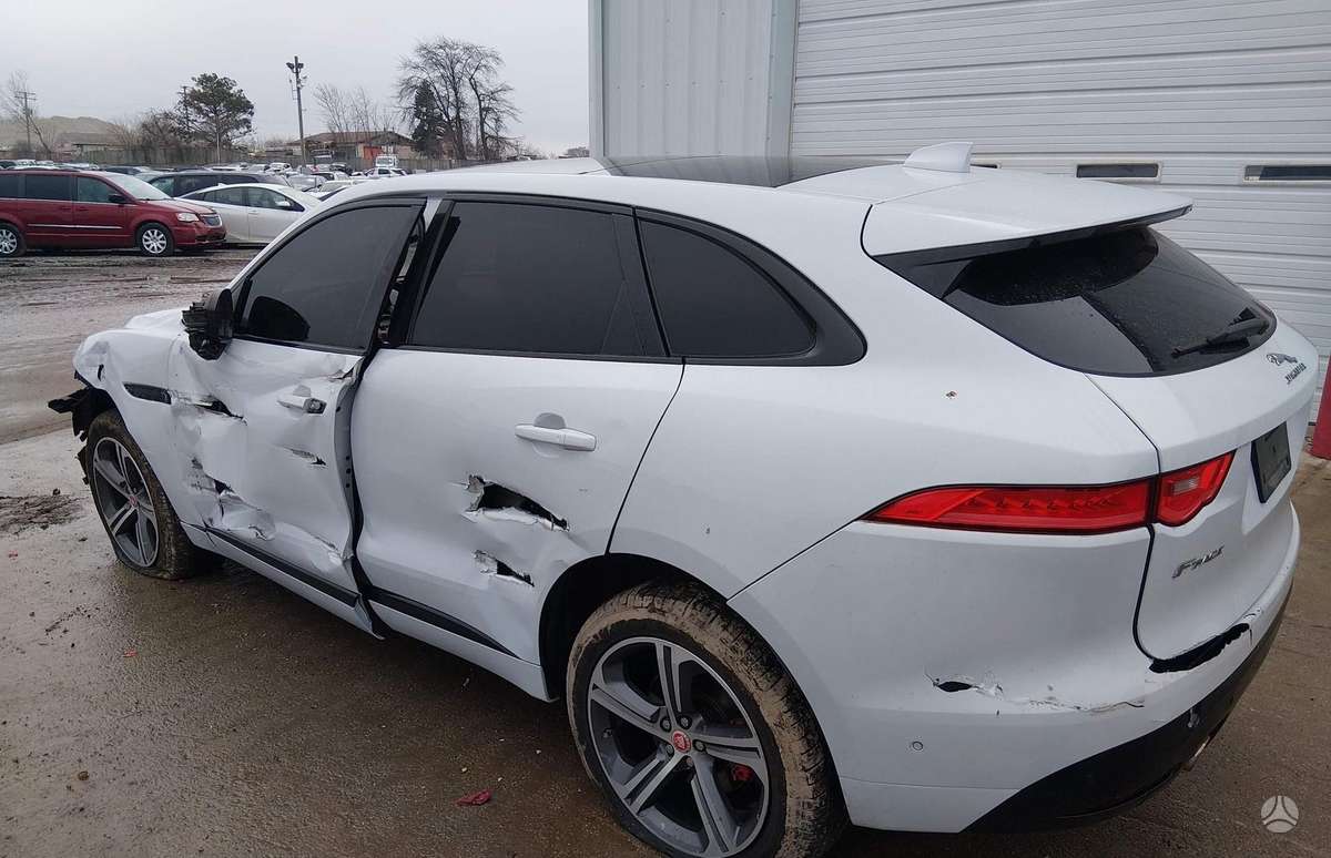 Jaguar E-Pace, 3.0 l., off-road / crossover